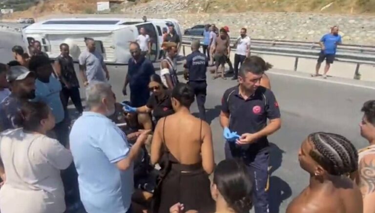 aydinda-turistleri-tasiyan-minibus-devrildi-OuJEcvcm.jpg