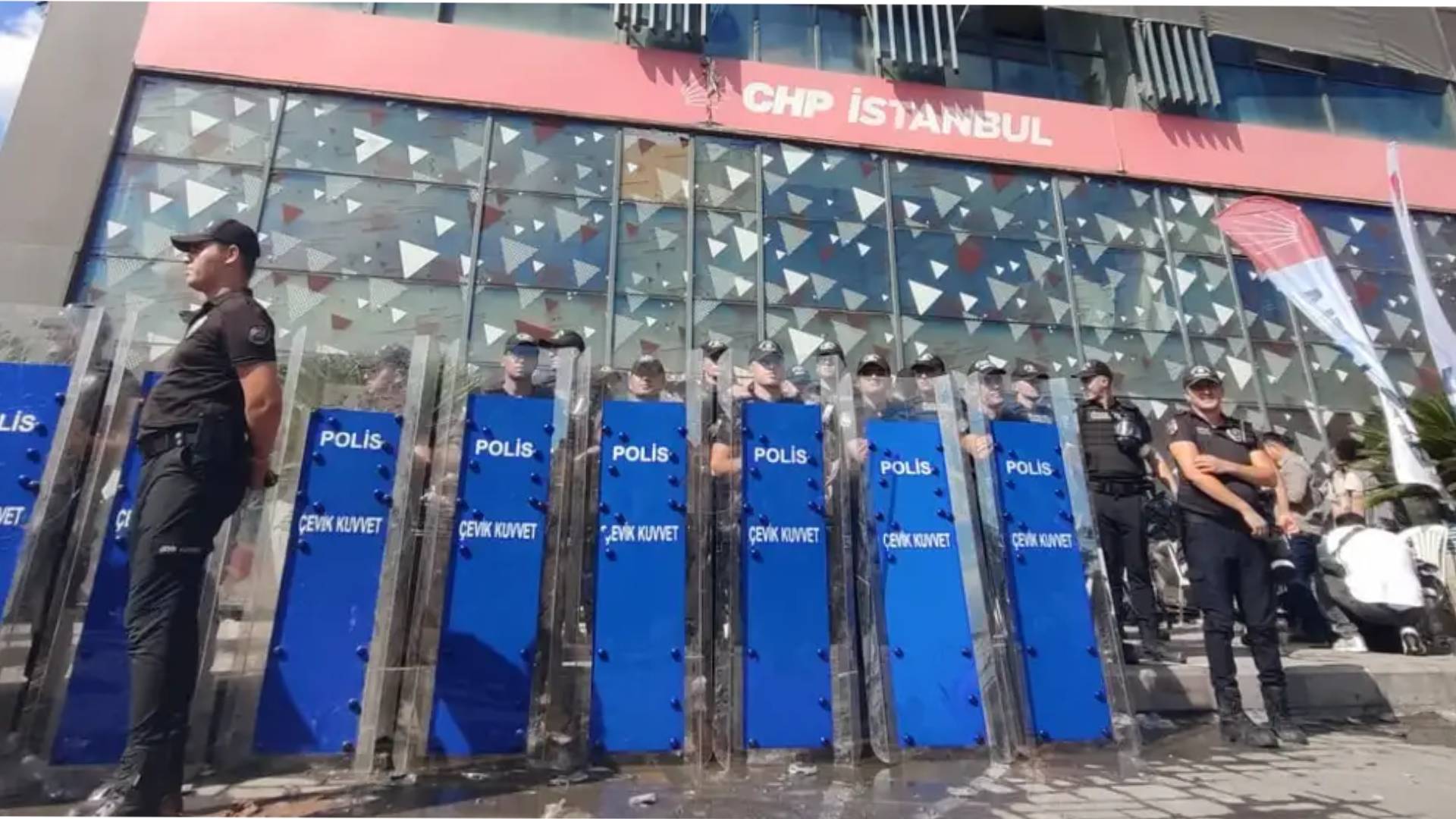 abdulkadir selvi chpye gaz sikilmasi dogru olmadi orasi bir teror yuvasi degil ana muhalefet partisinin istanbul il baskanligi HKZuFmaR