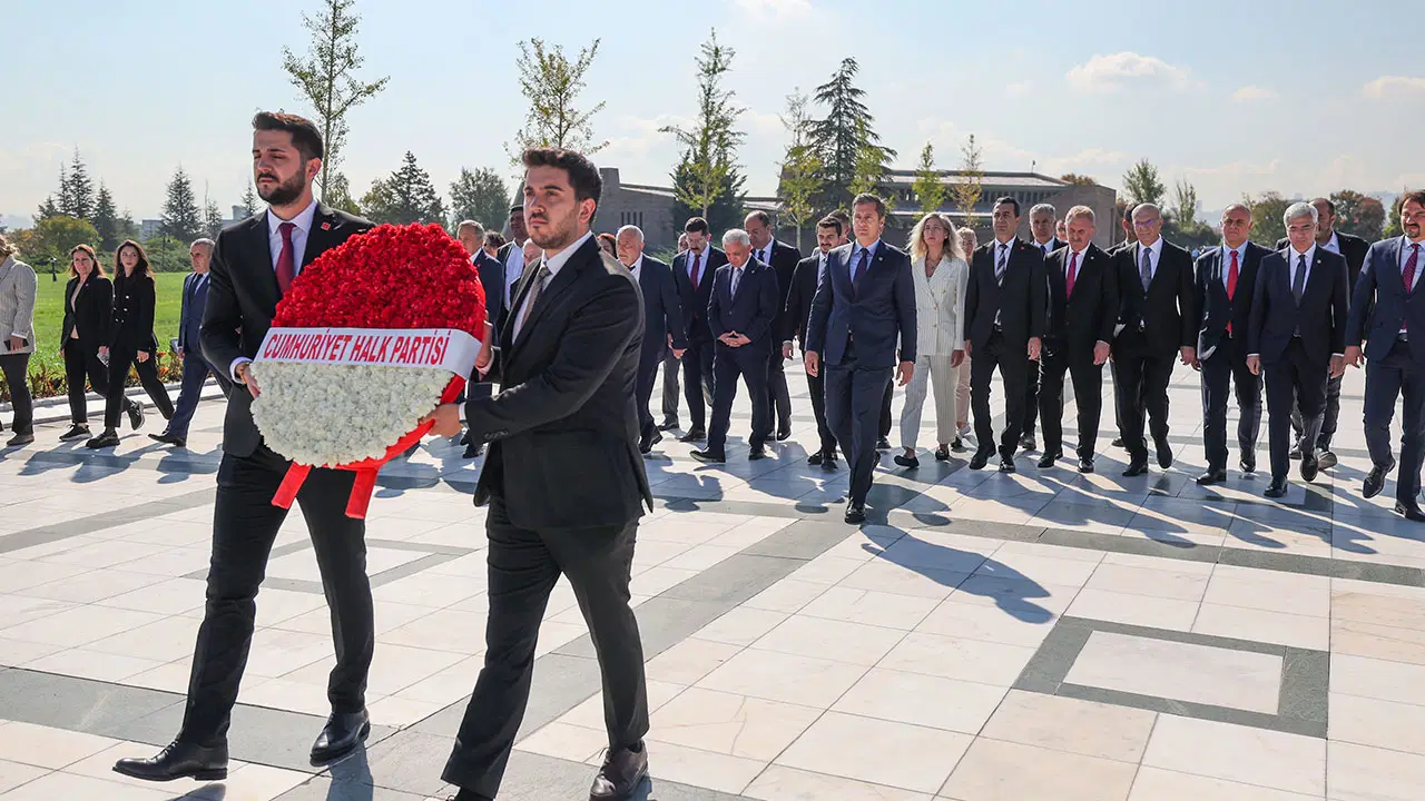 chp 102 yasinda chp heyeti devlet mezarligini ziyaret etti V2EunteF