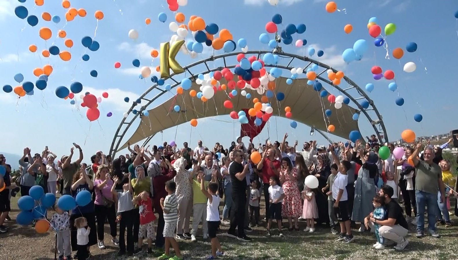 kanseri yenen kagan icin gokyuzune balonlar birakildi Xpp3EAtT