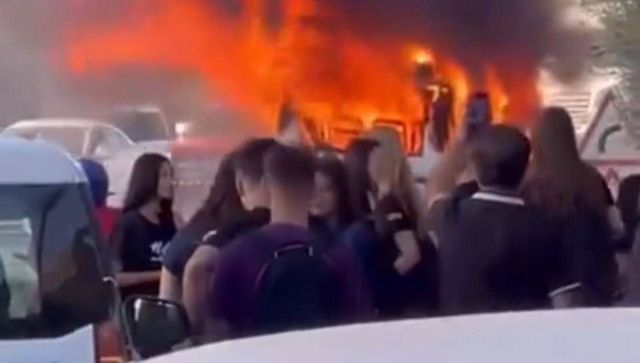 Okula giden öğrenci servisinde yangın: Öğrenciler tahliye edildi