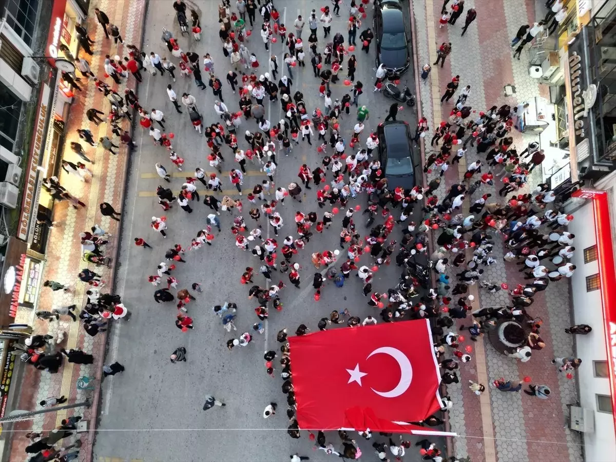 Dörtyol’da Anaokulu Öğrencileri Cumhuriyet İçin Gazete Dağıttı