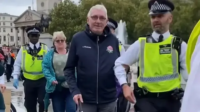 londrada ingiliz polisi gorme engelli gazze destekcisini teror sucundan tutukladi o anlar kamerada N2EEcagE