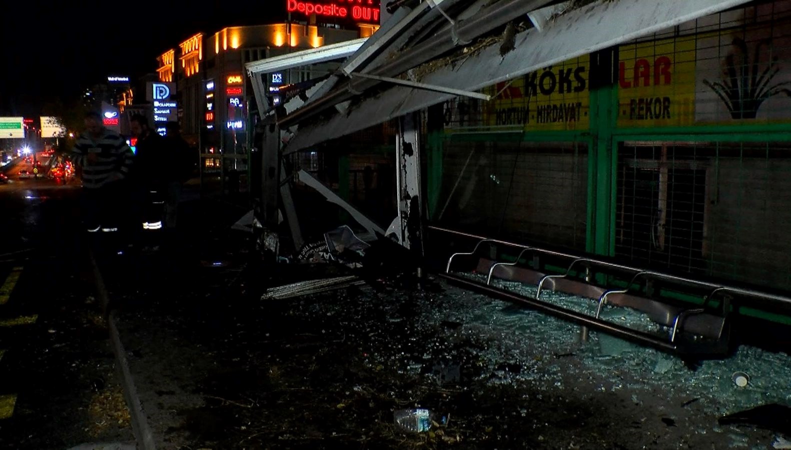 Otomobil durağa daldı, ağaç faciayı engelledi: 1 yaralı