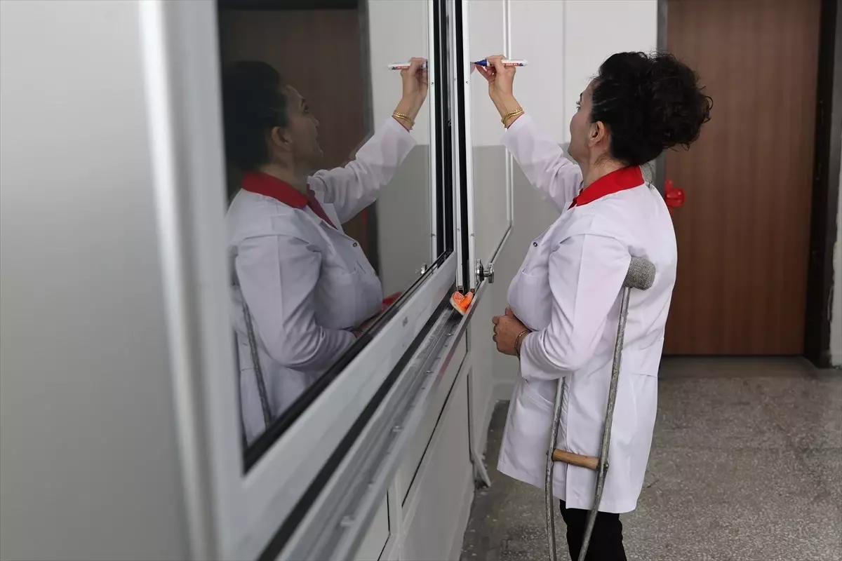 Engeline Rağmen Öğrencilerine Işık Oluyor