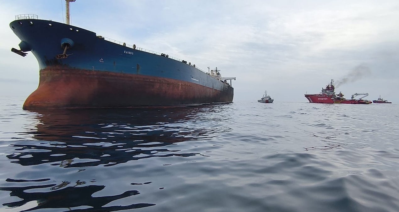 Bakanlık duyurdu: Karadeniz’de saldırıya uğrayan “KAIROS” gemisindeki yangın söndürüldü