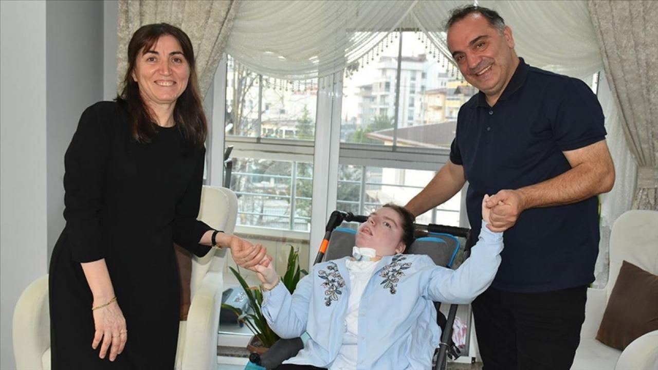 Yatağa bağımlı lizensefali hastası kızlarına ömürlerini adadılar