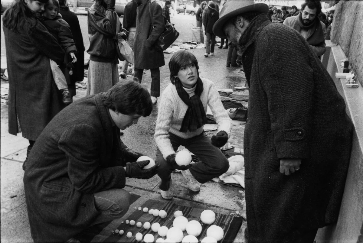 David Hammons: 1983 Yılında Sokağa Tezgâh Kurarak 1 Dolara Kar Topu Satan Sanatçı