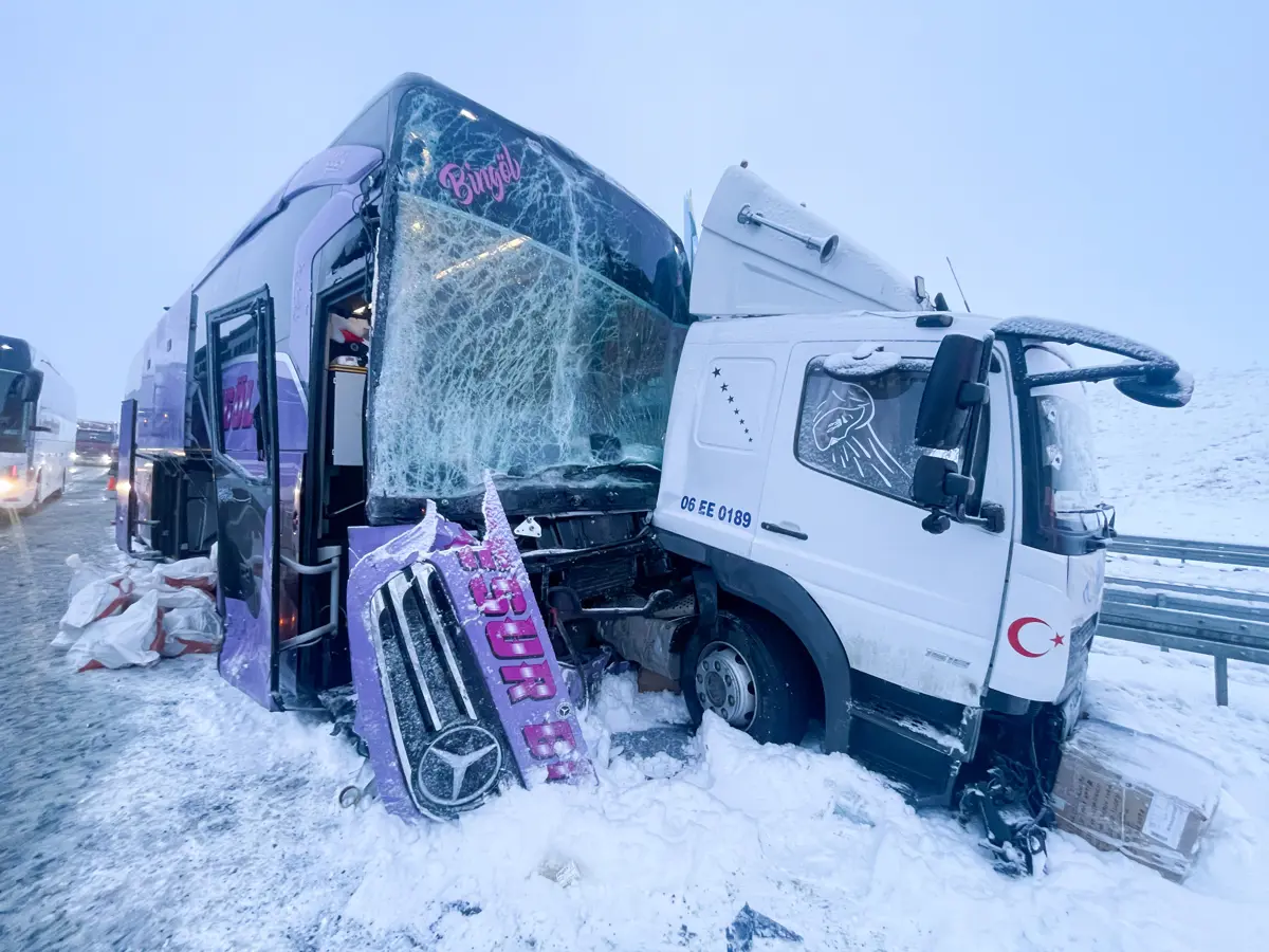 Kars’ta yolcu otobüsü kaza yaptı. Yaralılar var