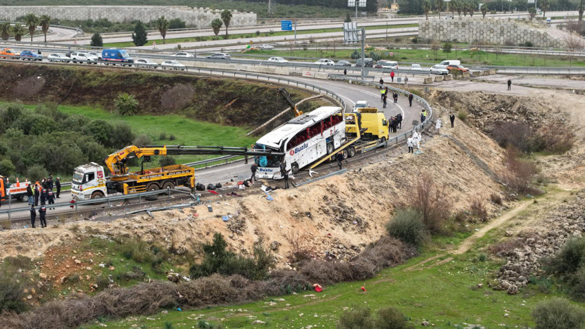 Antalya'da otobüs devrildi: Can kaybı 9'a yükseldi, 25 kişi yaralı