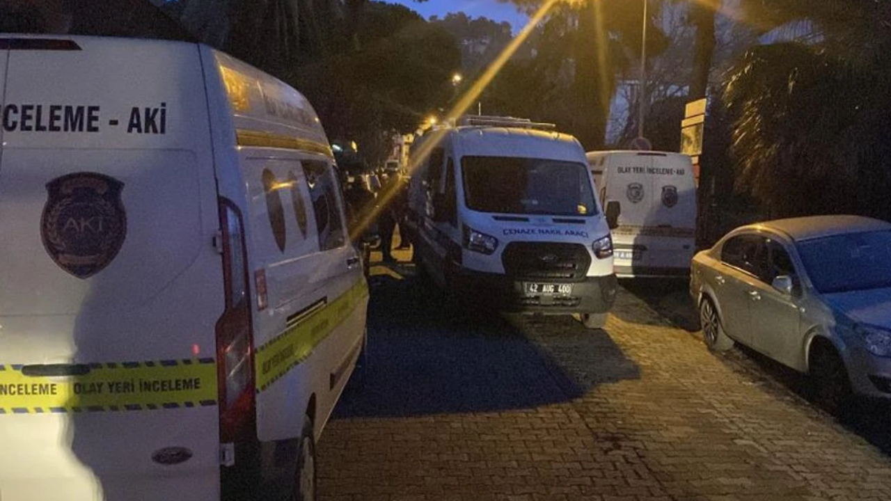 Doktor, yaşlı anne babasını bıçaklanmış halde ölü buldu