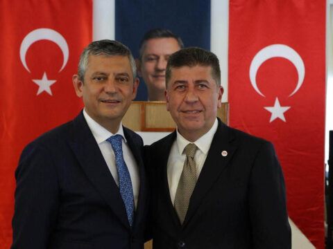 Bilecik milletvekili tuzun yeni parti rozetini takti C2Me7dxc