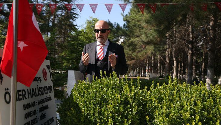 Emekli korgeneral zekai aksakalli sehit omer halisdemirin mezarini ziyaret etti UZAEqZRK