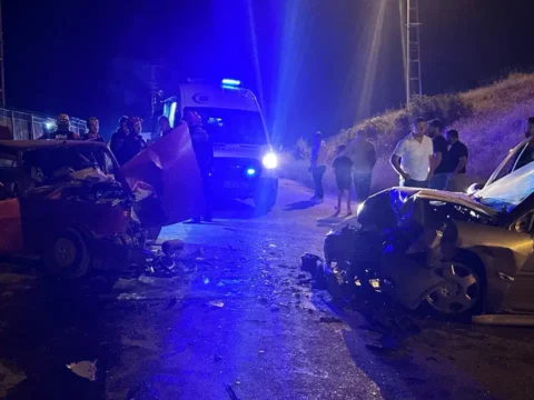 Sivasta iki otomobil carpisti yaralilar var yl9xQmEn